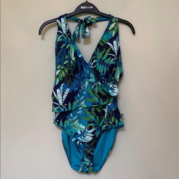 NWT La Vie En Rose Halter Swimsuit 🩱 - Picture 4 of 15